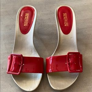 KENNETH COLE REACTION RED PATENT LEATHER SANDALS